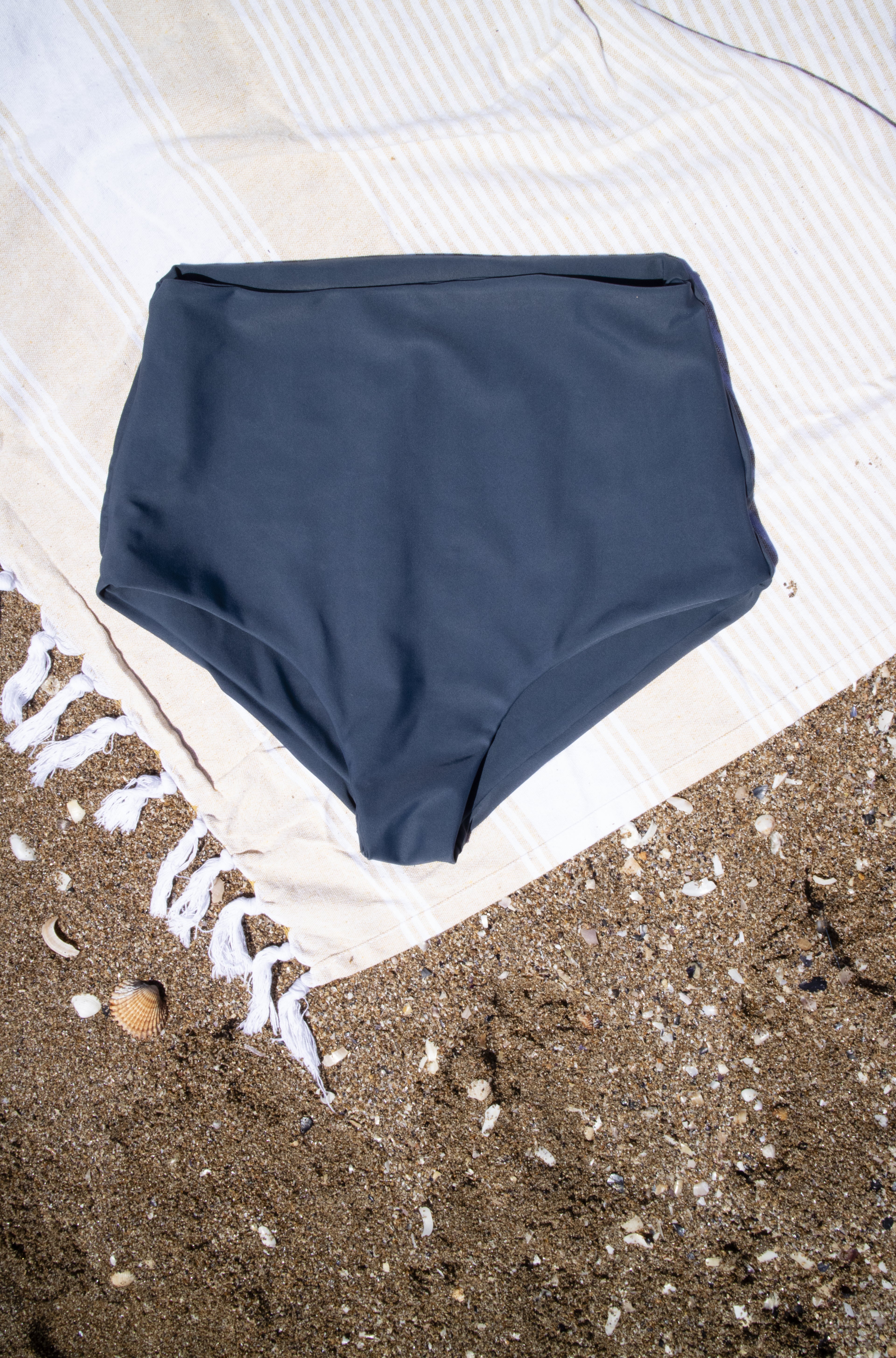 Bikini vita alta pietra lavica