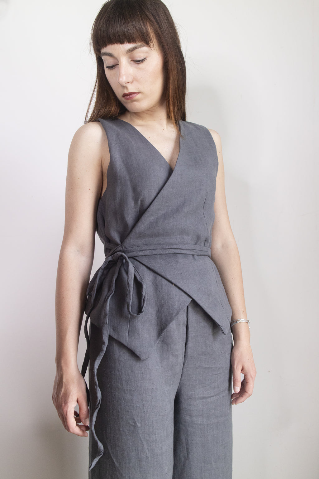Gilet grigio con laccetto