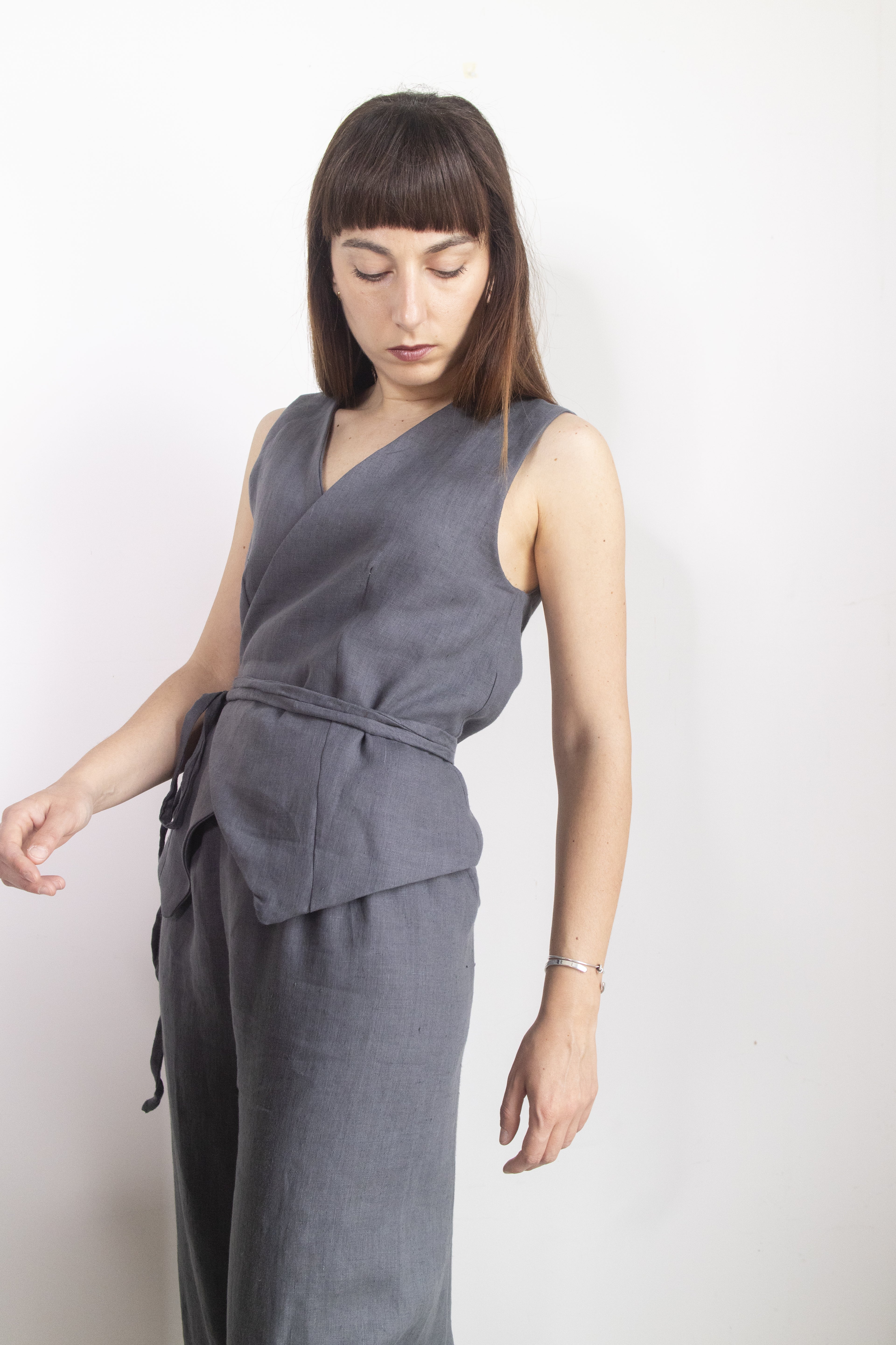 Gilet grigio con laccetto